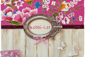 Bobbi-Lee (50x50cm)(schilderij van geboortekaartje met opgeplakte lijst en vlinders)