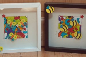Bye Bye Butterfly & 'Say Cheese' Honeybees (in diepe lijst 25x25 cm) Oliepastelkrijt met houten figuurtjes