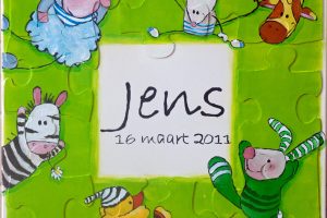 Schilderij van geboortekaartje van Jens (50x50cm, acryl op doek met puzzelstukjes)